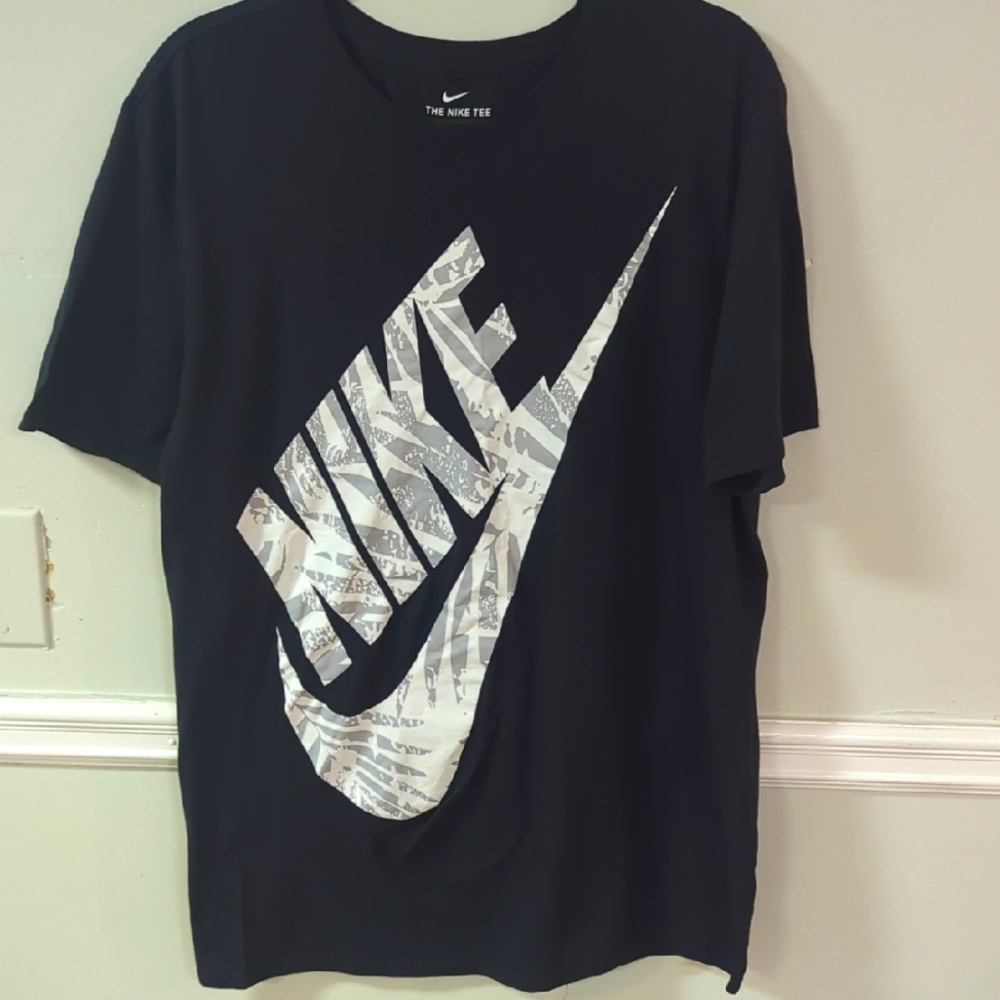 Nike Men's Navy Graphic T-Shirt